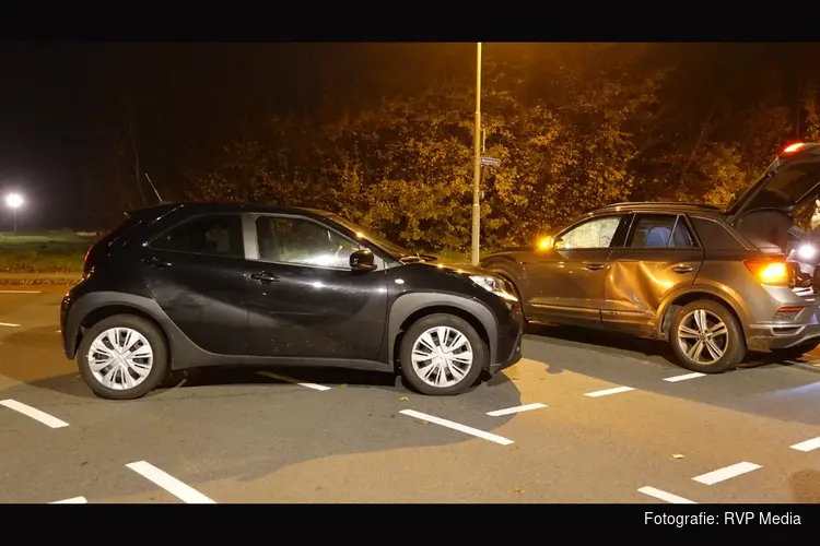 Schade na ongeval tussen twee personenauto's in Heemskerk