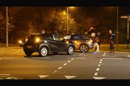 Schade na ongeval tussen twee personenauto's in Heemskerk