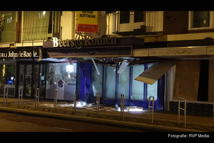 Explosie richt grote schade aan bij winkelpand in Heemskerk