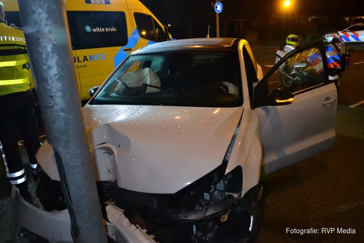 Auto botst tegen lantaarnpaal in Heemskerk