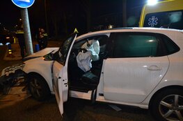 Auto botst tegen lantaarnpaal in Heemskerk