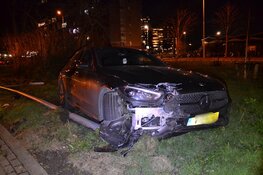 Automobilist vliegt uit bocht en ramt lantaarnpaal