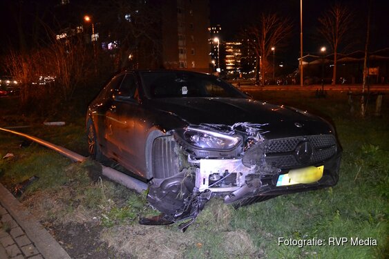 Automobilist vliegt uit bocht en ramt lantaarnpaal