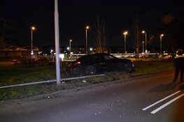 Automobilist vliegt uit bocht en ramt lantaarnpaal