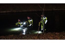 Politie zoekt in waadpakken naar vermiste Milan in sloot Beverwijk