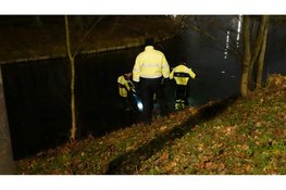 Politie zoekt in waadpakken naar vermiste Milan in sloot Beverwijk