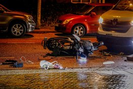 Scooterrijder botst frontaal op afslaande auto