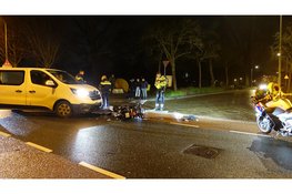 Scooterrijder botst frontaal op afslaande auto