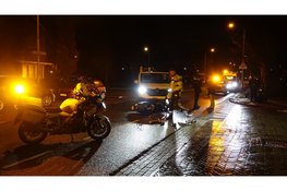 Scooterrijder botst frontaal op afslaande auto