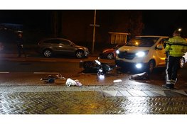 Scooterrijder botst frontaal op afslaande auto