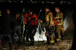 Hondje zwemt ijskoude sloot over en wordt door brandweer van weiland gered