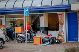 Scooter schiet door raam van eethuis na aanrijding met auto in Heemskerk