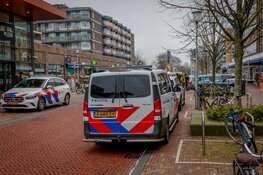 Scooter schiet door raam van eethuis na aanrijding met auto in Heemskerk