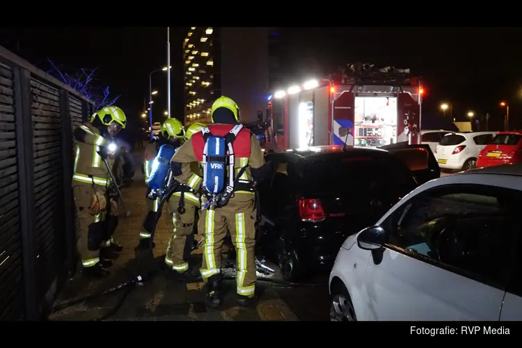 Autobrand in woonwijk te Heemskerk