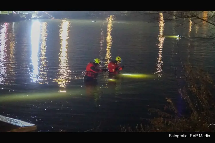 Grote zoekactie in vijver Heemskerk naar mogelijk persoon te water