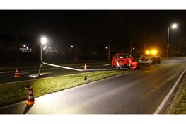 Automobilist botst tegen lantaarnpaal in Heemskerk