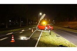 Automobilist botst tegen lantaarnpaal in Heemskerk