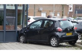 Automobilist botst tegen gevel van restaurant in Heemskerk