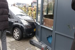 Automobilist botst tegen gevel van restaurant in Heemskerk
