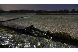 Auto belandt op de kop in de sloot in Heemskerk