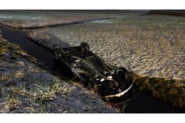 Auto belandt op de kop in de sloot in Heemskerk