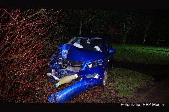 Automobilist botst tegen lantaarnpaal. Bestuurder aangehouden en minderjarige passagier gewond