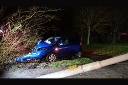Automobilist botst tegen lantaarnpaal. Bestuurder aangehouden en minderjarige passagier gewond