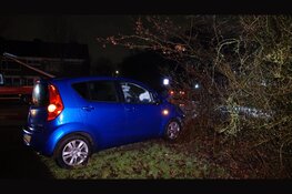 Automobilist botst tegen lantaarnpaal. Bestuurder aangehouden en minderjarige passagier gewond