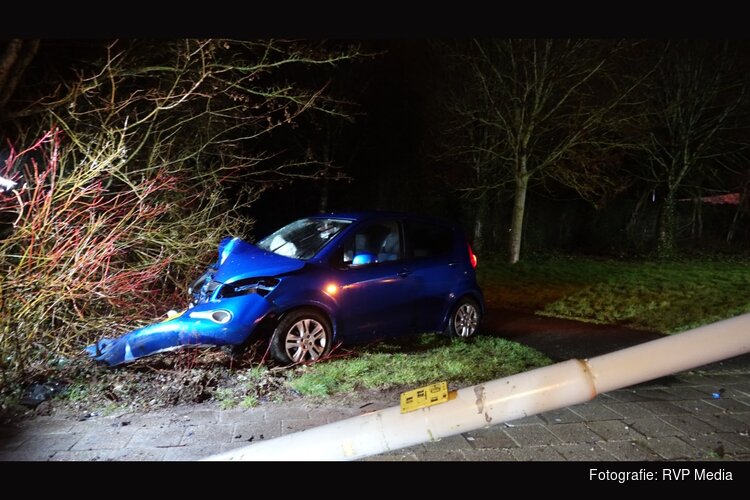 Rijbewijs ingevorderd na aanrijding tegen lantaarnpaal