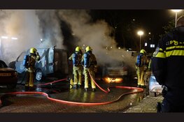 Bestelbus en personenauto in lichterlaaie in Heemskerk