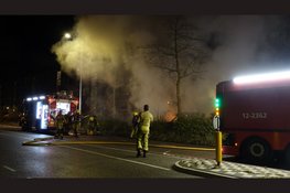 Bestelbus en personenauto in lichterlaaie in Heemskerk