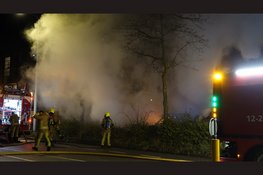 Bestelbus en personenauto in lichterlaaie in Heemskerk