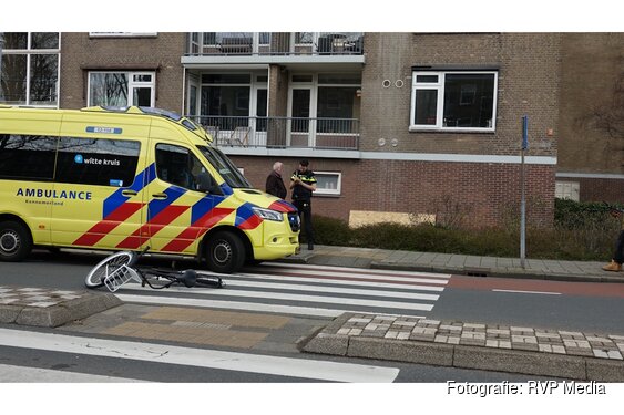Fietser gewond na aanrijding met auto op rotonde
