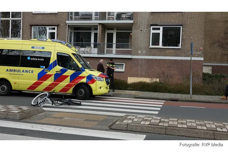 Fietser gewond na aanrijding met auto op rotonde