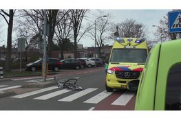 Fietser gewond na aanrijding met auto op rotonde