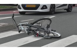 Fietser gewond na aanrijding met auto op rotonde