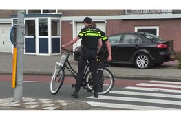 Fietser gewond na aanrijding met auto op rotonde