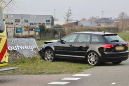 Auto rijdt door muurtje in Heemskerk, persoon aangehouden