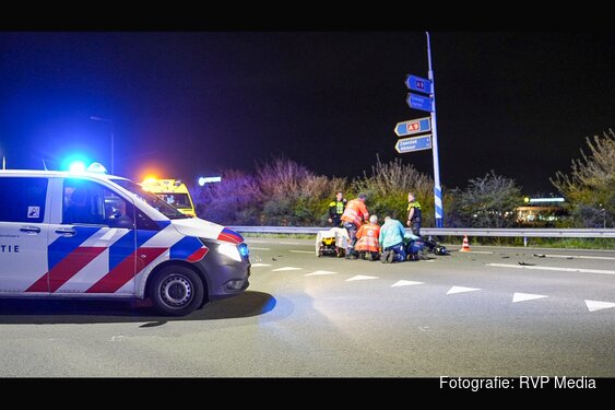 Motorrijder gewond na botsing met personenauto bij oprit A9