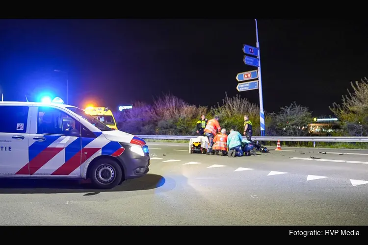 Motorrijder gewond na botsing met personenauto bij oprit A9