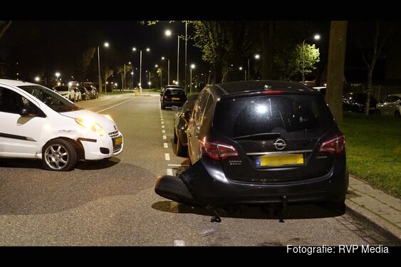 Auto botst op geparkeerd voertuig in Heemskerk, bestuurder aangehouden