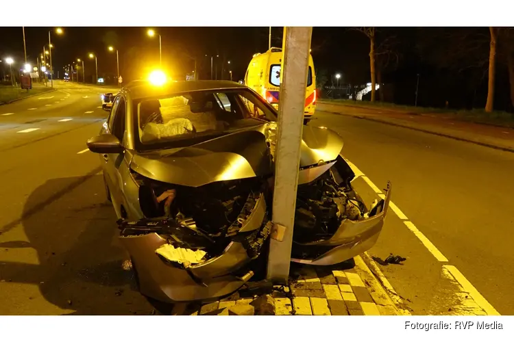 Auto botst op flitspaal in Heemskerk, bestuurder gewond