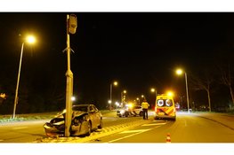 Auto botst op flitspaal in Heemskerk, bestuurder gewond