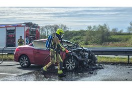 Auto afgebrand na botsing op snelweg bij Beverwijk