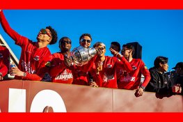 Uitzinnige menigte op de been bij huldiging van bekerwinnaar AZ