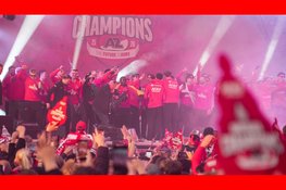 Uitzinnige menigte op de been bij huldiging van bekerwinnaar AZ