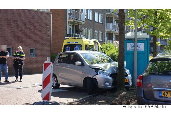 Auto botst tegen boom in Heemskerk