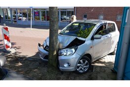 Auto botst tegen boom in Heemskerk