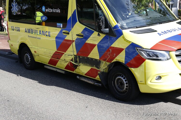 Ambulance beschadigd na ongeval met bestelbus