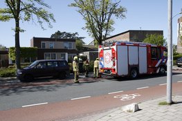 Brandweer rukt uit voor lekkende vloeistof onder geparkeerde auto